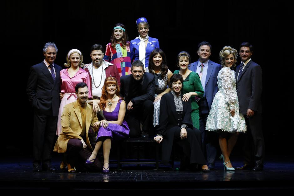 El actor y director Antonio Banderas posa con el resto del elenco durante la presentación de su espectáculo "Company", que dirige y protagoniza para la reinauguración del Teatro Albéniz