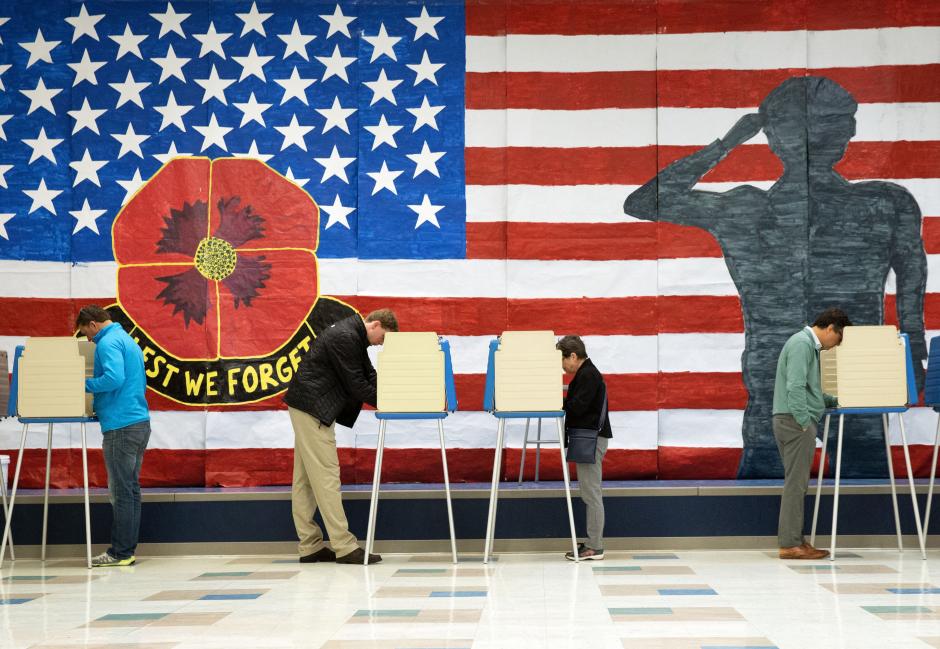 Varios ciudadanos emiten su voto en una escuela secundaria de Virginia