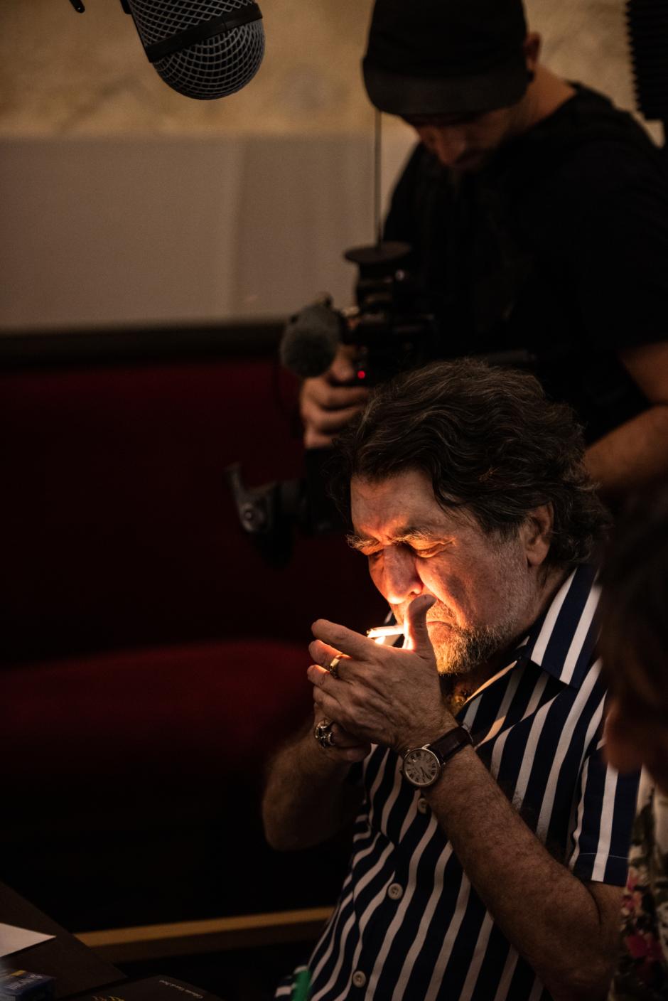 Joaquín Sabina enciende un cigarrillo en un momento de la filmación
