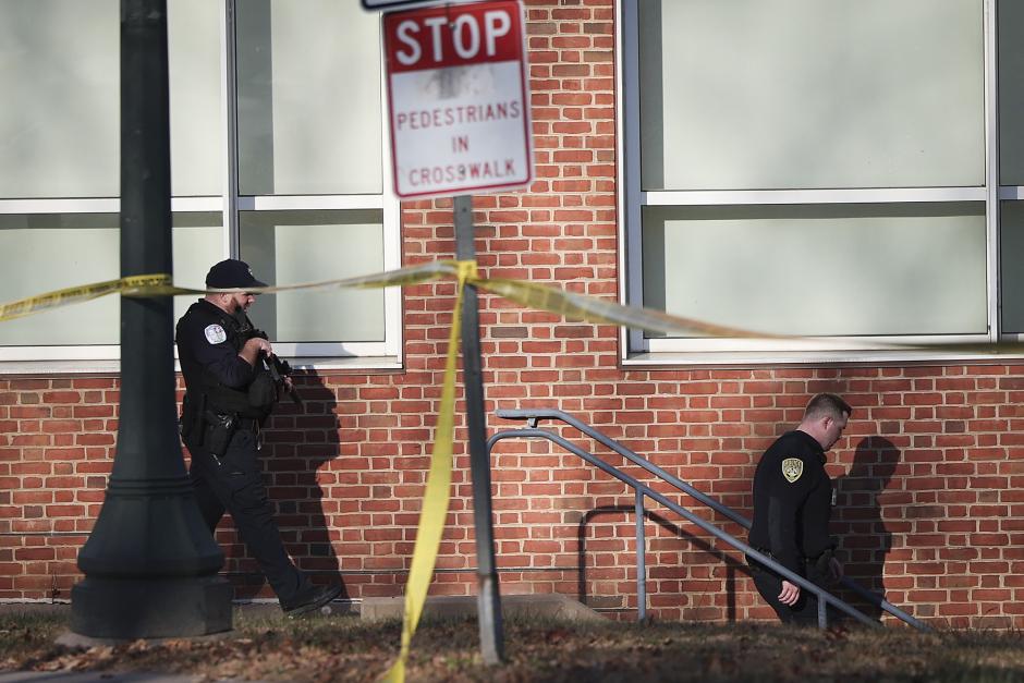 Dos agentes de policía en los terrenos de la Universidad de Virginia tras el tiroteo