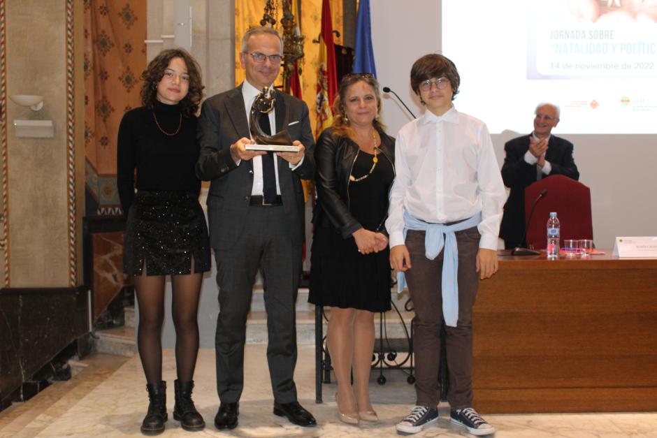 Vincenzo Bassi, recibiendo su premio junto a su mujer y dos de sus hijos