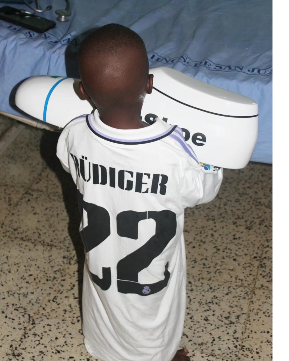 Uno de los pequeños posa con la camiseta del Real Madrid, regalo del jugador