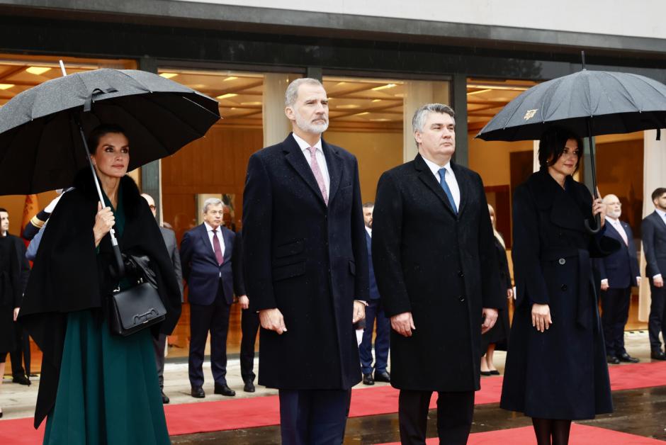 Sus Majestades los Reyes y Sus Excelencias el presidente y la primera dama de la República de Croacia durante la interpretación de los himnos nacionales
