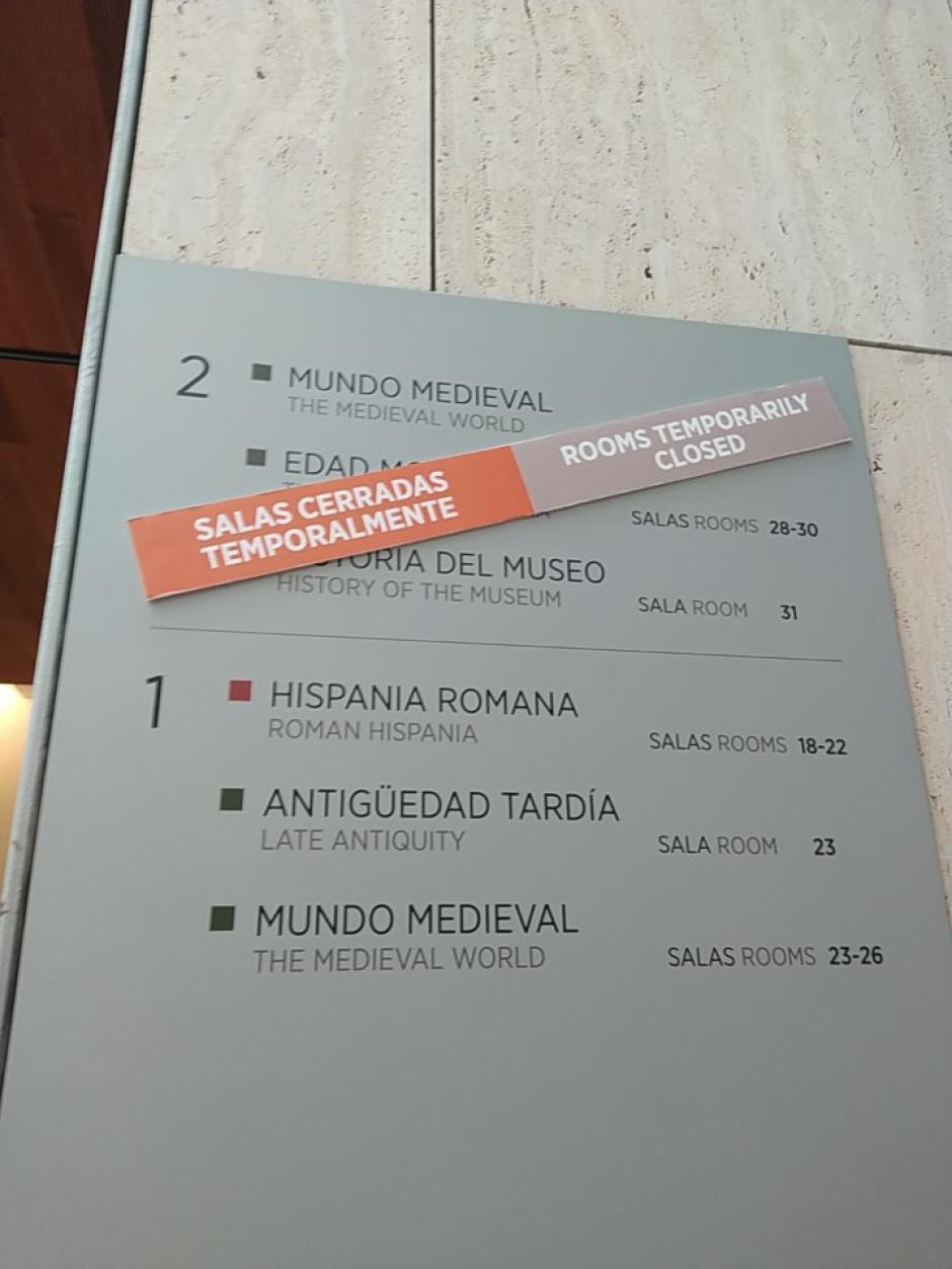 Cartel que muestra los cierres de salas del Museo Arqueológico Nacional