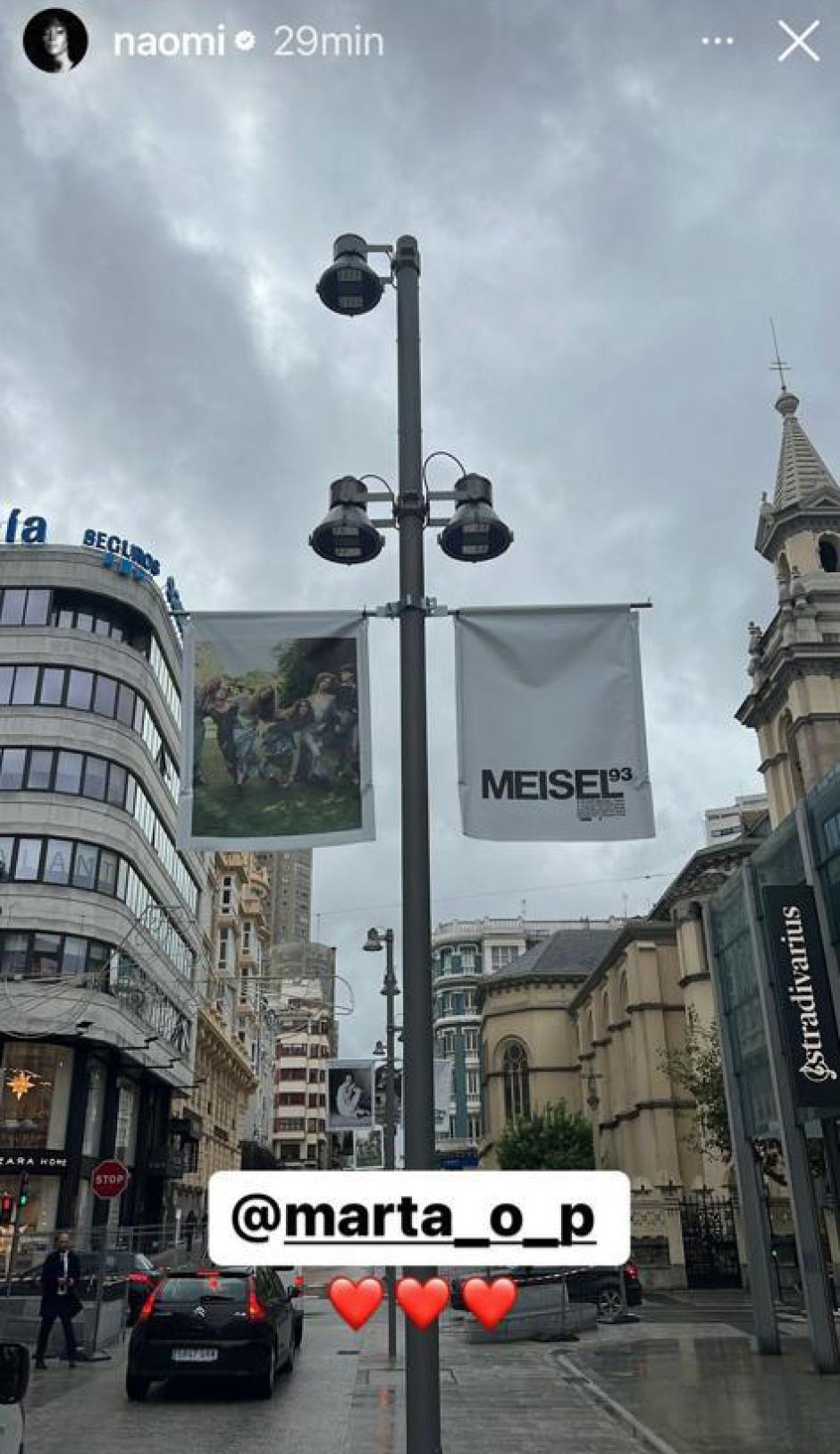 Naomi Campbell publicó una foto donde se ven las banderolas de la exposición en la calle Compostela, donde está la principal tienda de Zara en la ciudad coruñesa