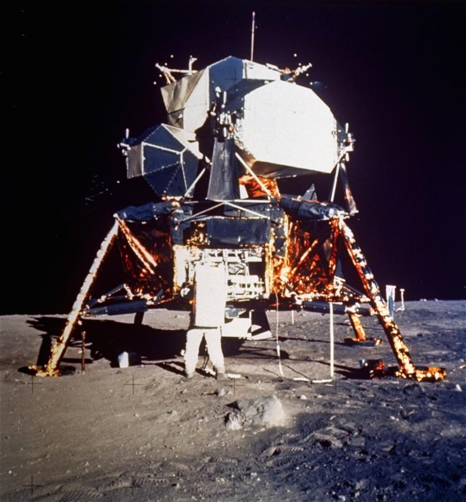 El astronauta Edwin E. Aldrin Jr., piloto del módulo lunar, se prepara para implementar el paquete de experimentos científicos tempranos del Apolo (EASEP) durante la actividad extravehicular de la superficie lunar del Apolo 11, el 20 de julio de 1969