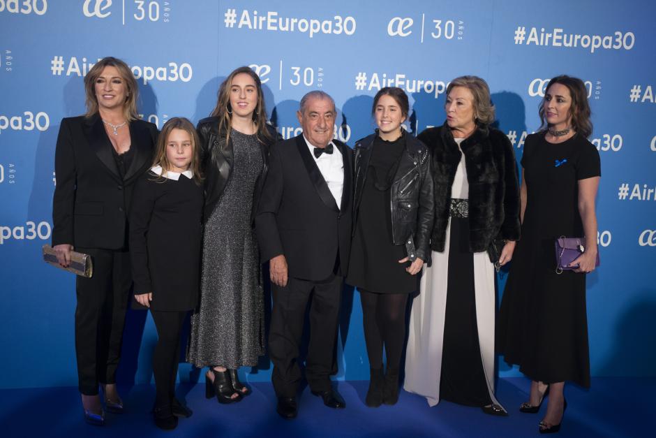 Juan José Hidalgo con sus hijas  María José y Cristina durante la premiere del documental " el vuelo del Halcón" con motivo del 30 aniversario de Air Europa en Madrid
02/12/2016
Madrid
