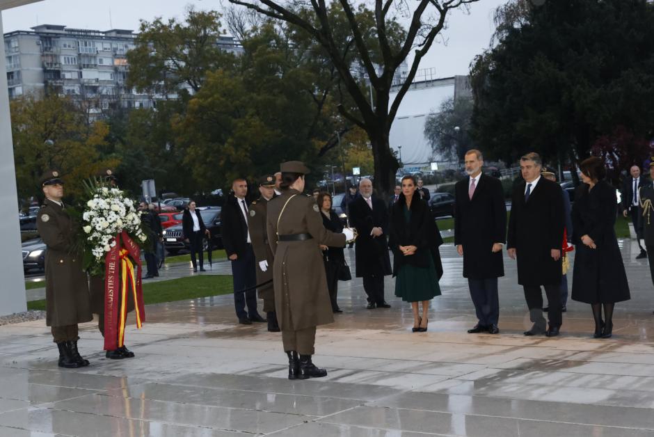 Sus Majestades los Reyes y Sus Excelencias el presidente y la primera dama de la República de Croacia durante la ofrenda floral en el Monumento a la Patria