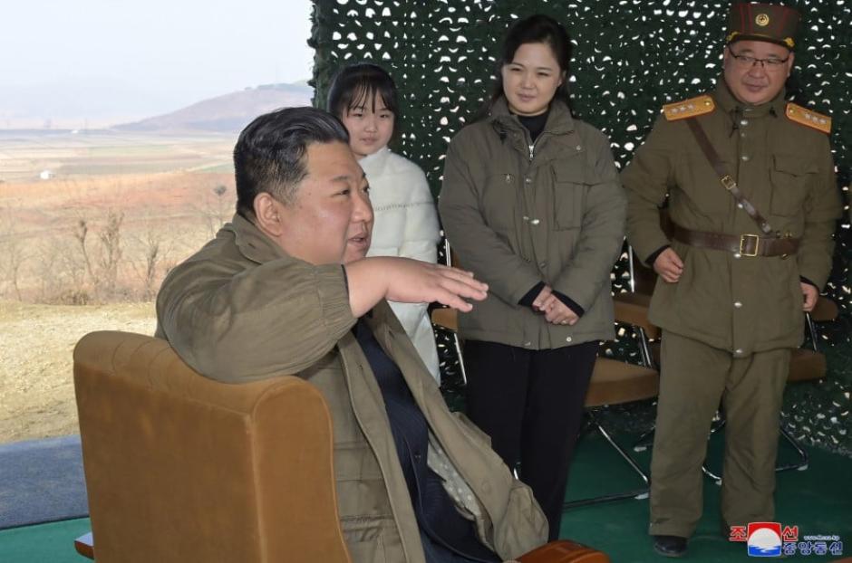El líder norcoreano da instrucciones a un mando militar, el jueves, con su recientemente admitida hija, detrás