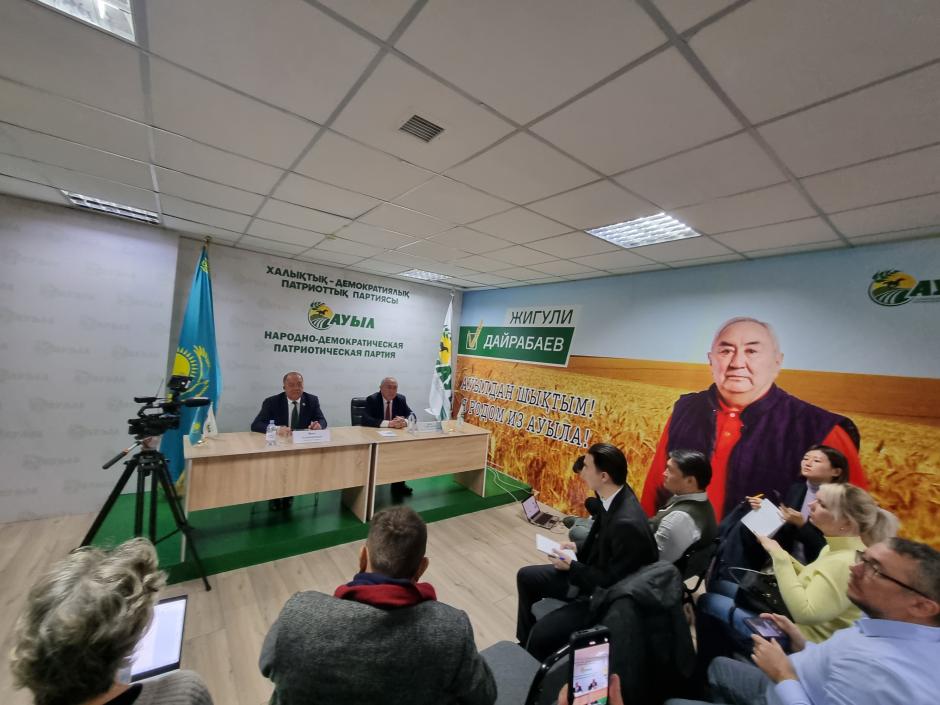 Sala de presentación del candidato Jiguli Dairabaev
