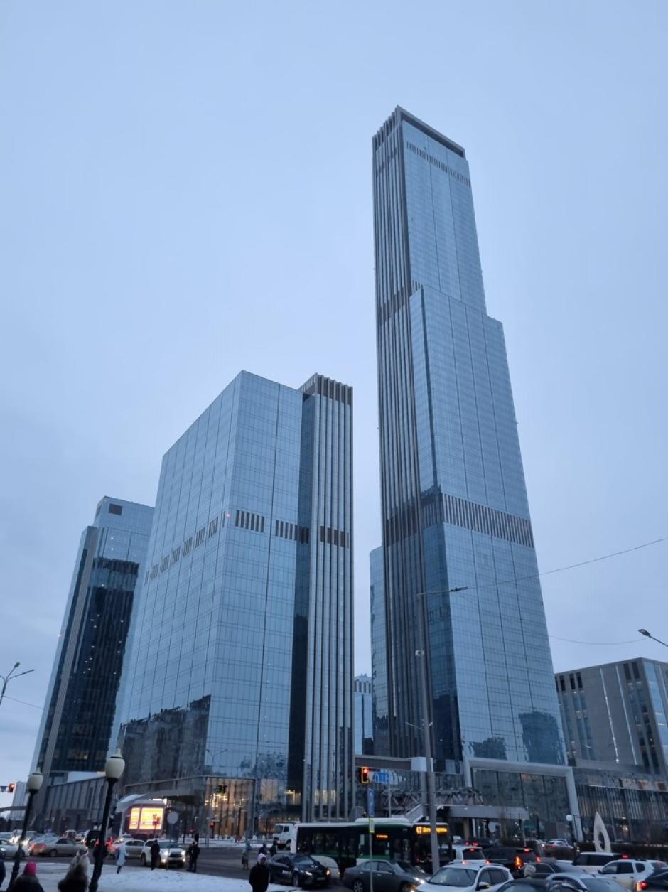 Los rascacielos de Astana grises y altivos