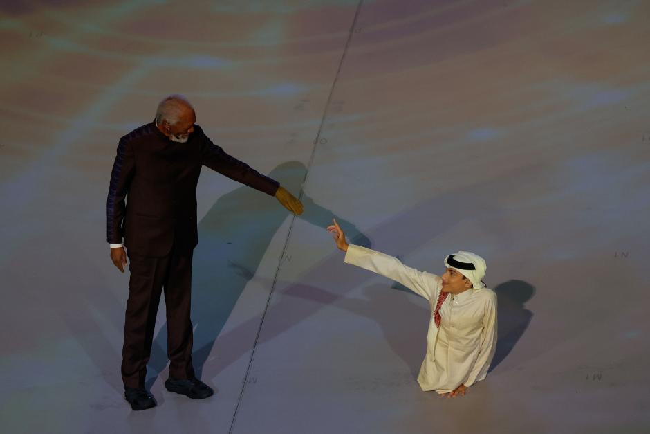 El actor Morgan Freeman y el youtuber Ghanim al Muftah durante la ceremonia de inauguración del Mundial de Qatar 2022