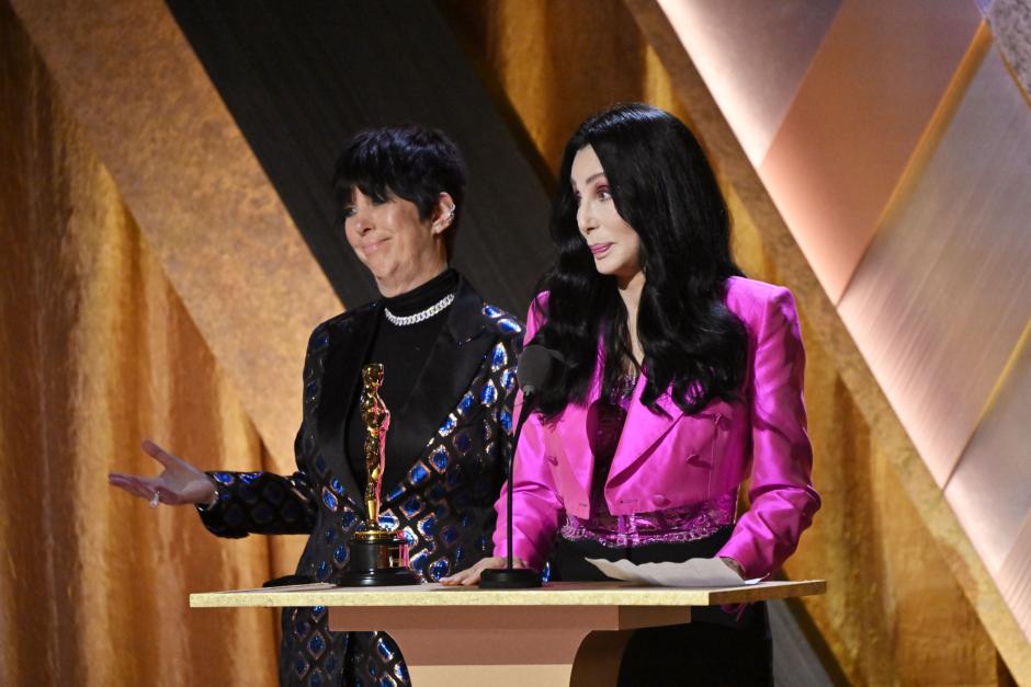 Cher entregándole el Oscar honorífico a la compositora Diane Warren en los Governors Awards 2022