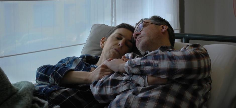 Rebecca y su marido, abrazados en la cama del hospital en 'Tocando el infinito'