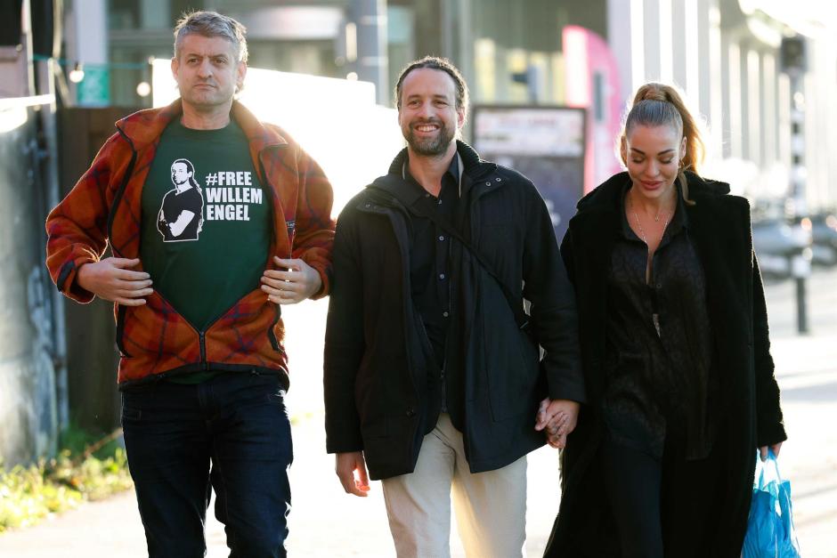 Engel llega al tribunal acompañado de su novia y un hombre con una camiseta que pide su liberación
