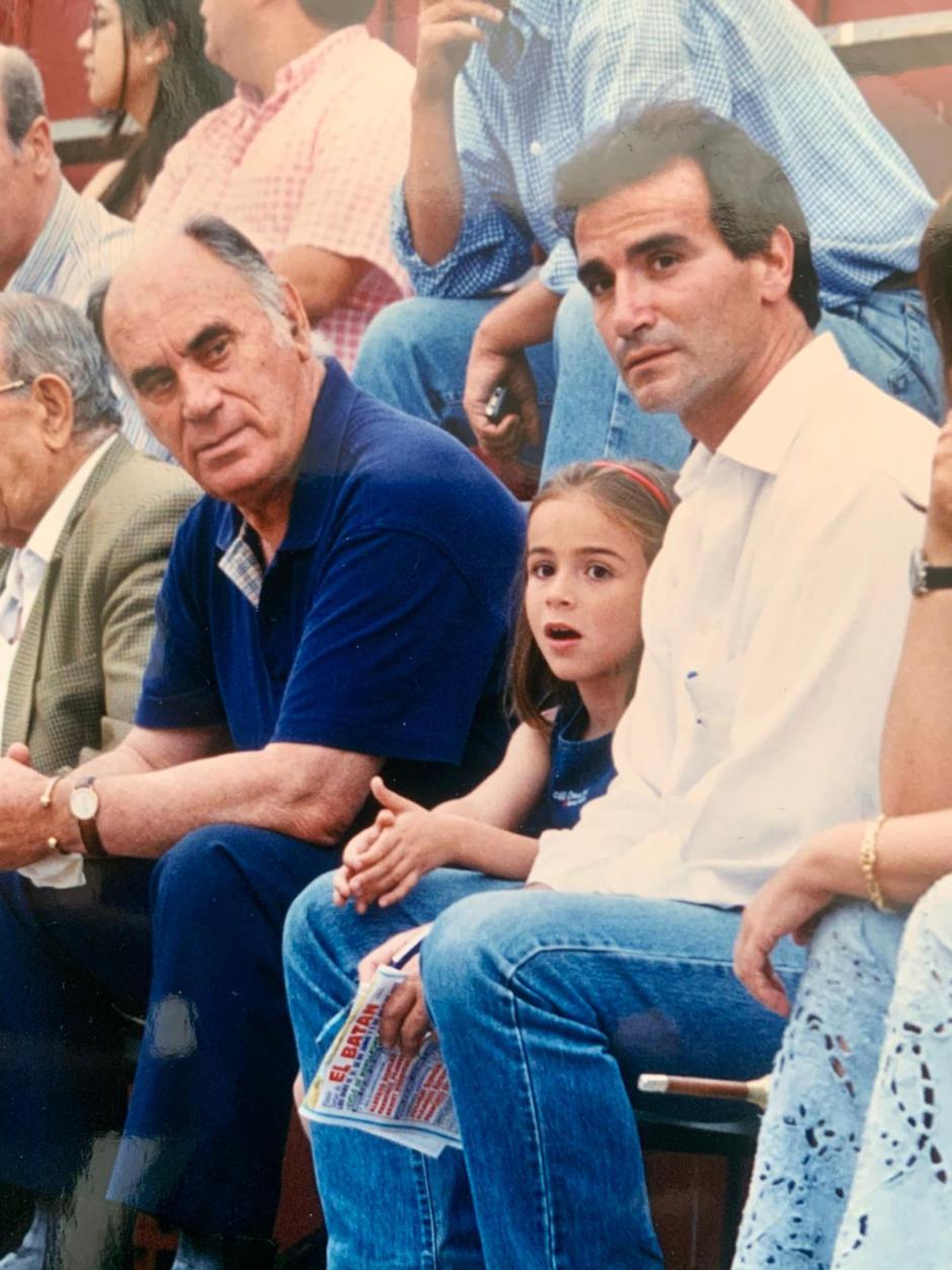 Fernando Lozano junto a su hija Isabel y su padre Pablo, fundador de la ganadería