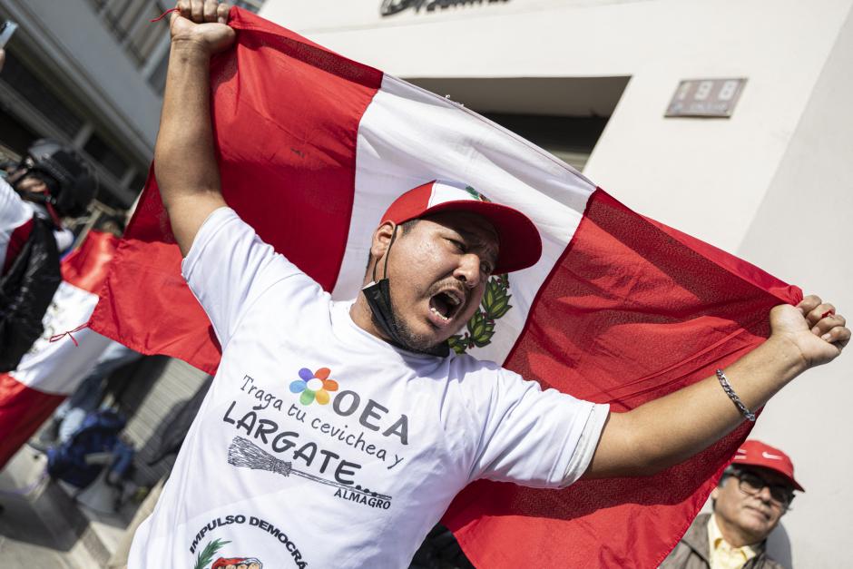 Manifestantes en Lima en contra de la visita de la OEA