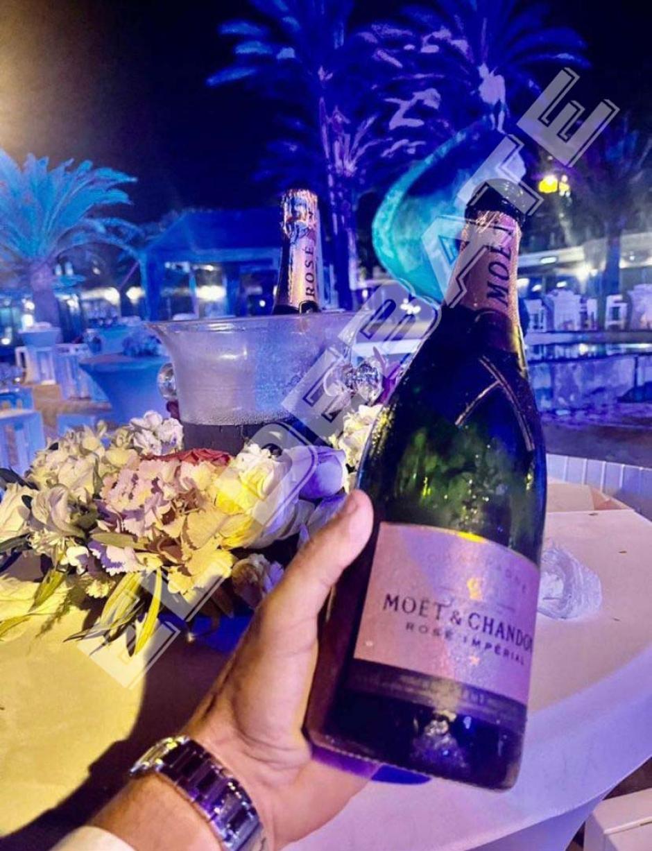 Una de las botellas de champán que se sirvieron en la fiesta de funcionarios de Canarias