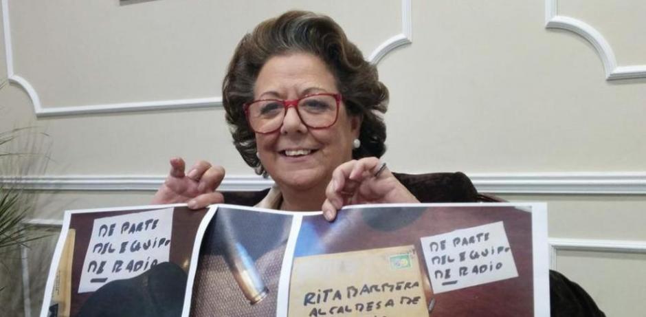 La exalcaldesa de Valencia, Rita Barberá, muestra los sobres con balas recibidos en su domicilio.