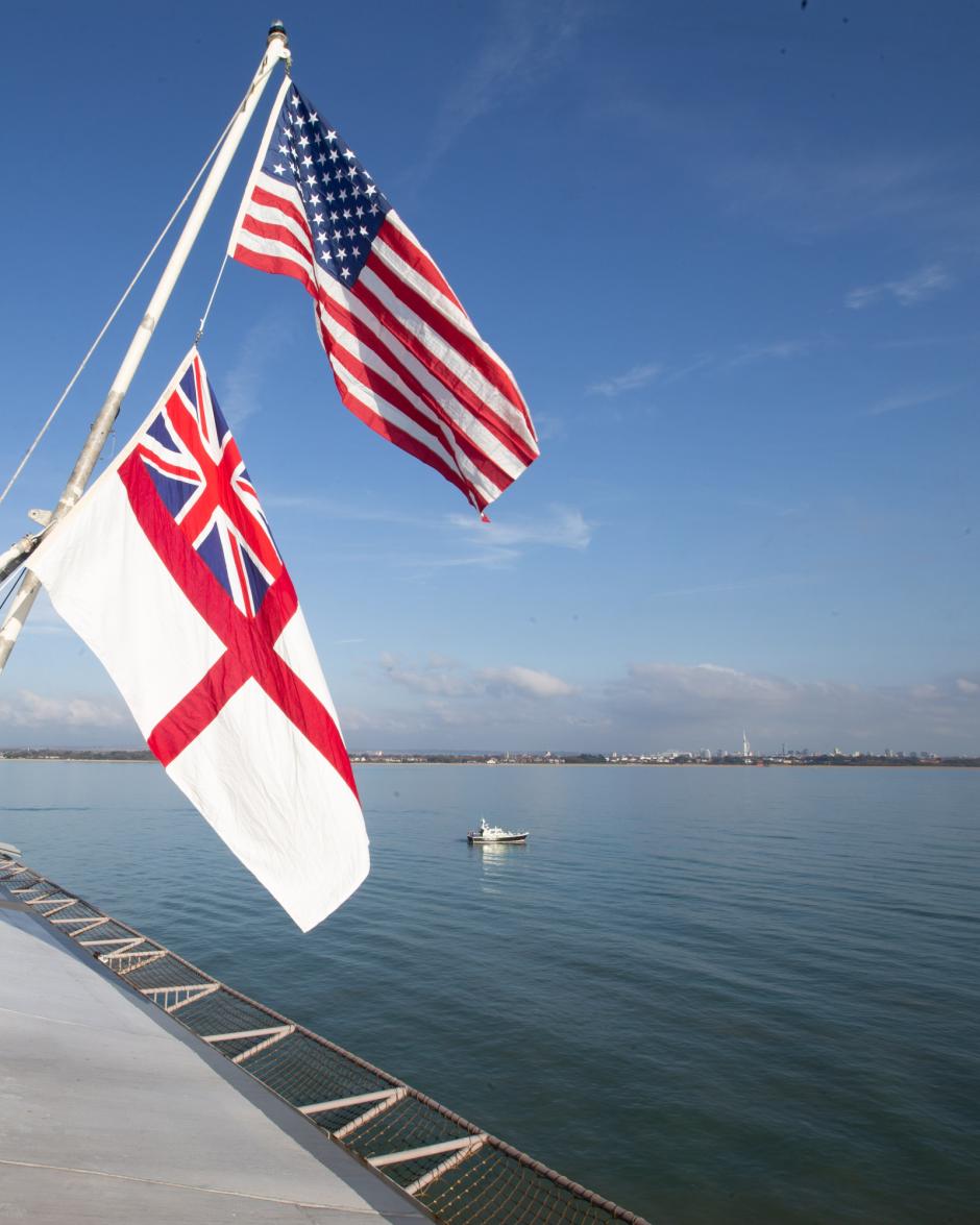 Las banderas estadounidense y briránica ondean en el Gerald R. Ford en Portsmouth
