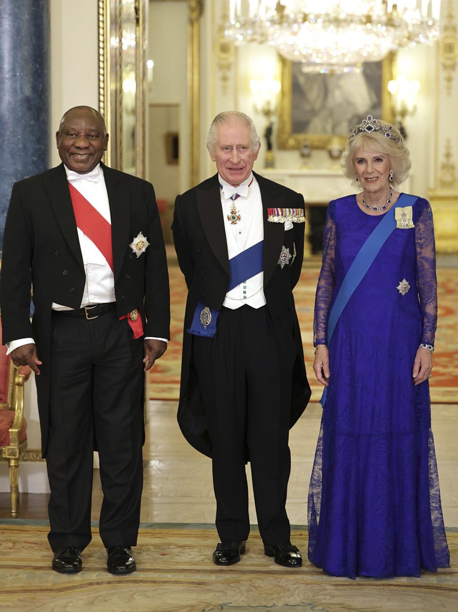 El presidente de Sudáfrica, Cyril Ramaphosa, posa junto al Rey Carlos III de Inglaterra y Camila, la Reina consorte, durante la cena de Estado en el Palacio de Buckingham