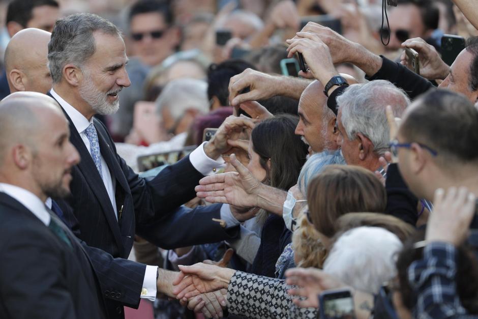 El Rey Felipe VI saluda a las personas congregadas en la puerta de la Lonja de Valencia tras el acto de entrega de los Premios Jaime I