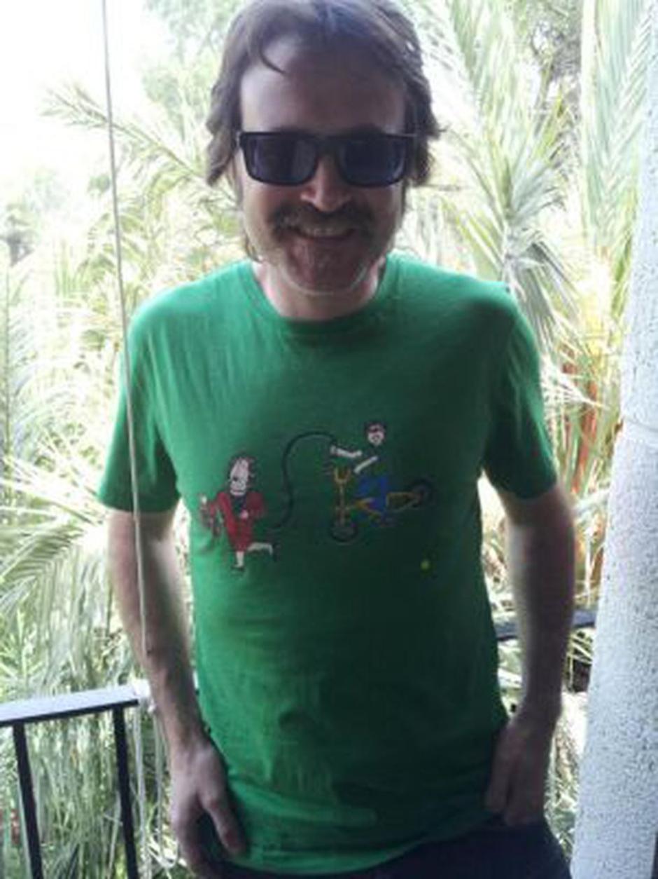 Giuseppe Grezzi, orgulloso con su camiseta azotando a Rita Barberá.