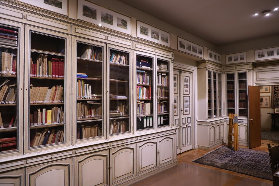 Parte de la biblioteca y el archivo de Antonio Maura, donde se conservan tanto tomos profesionales como sus lecturas personales