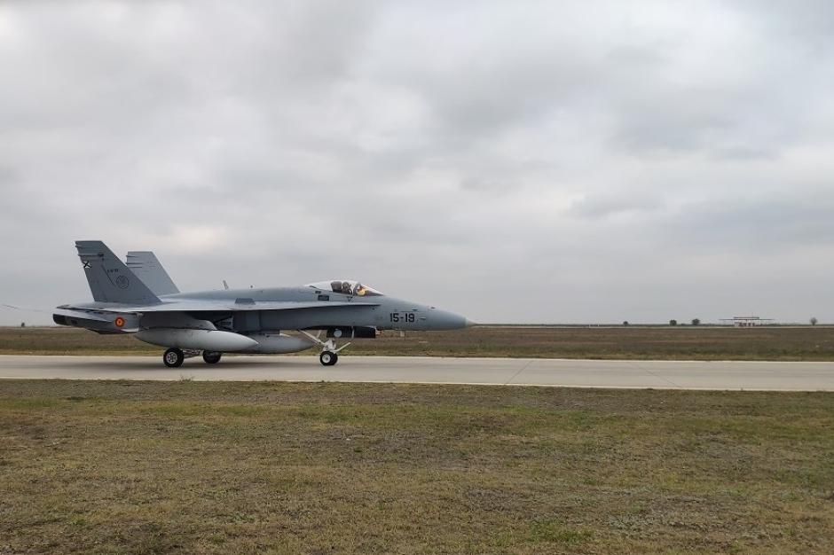 Un F-18 español aterriza en Rumanía para su nueva misión con la OTAN, que ccomienza el 1 de diciembre