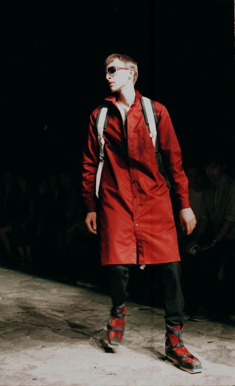 Modelo desfilando en la colección primavera-verano de Raf Simons para 2008