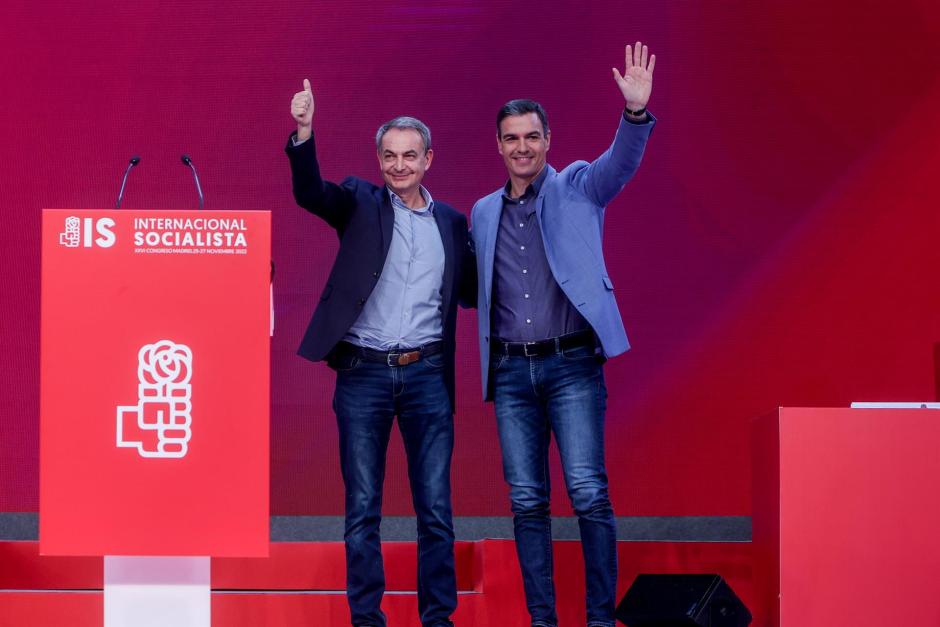 El expresidente del Gobierno, José Luis Rodríguez Zapatero (i), interviene junto al nuevo presidente de la Internacional Socialista, Pedro Sánchez, durante la última jornada del XXVI Congreso de la Internacional Socialista