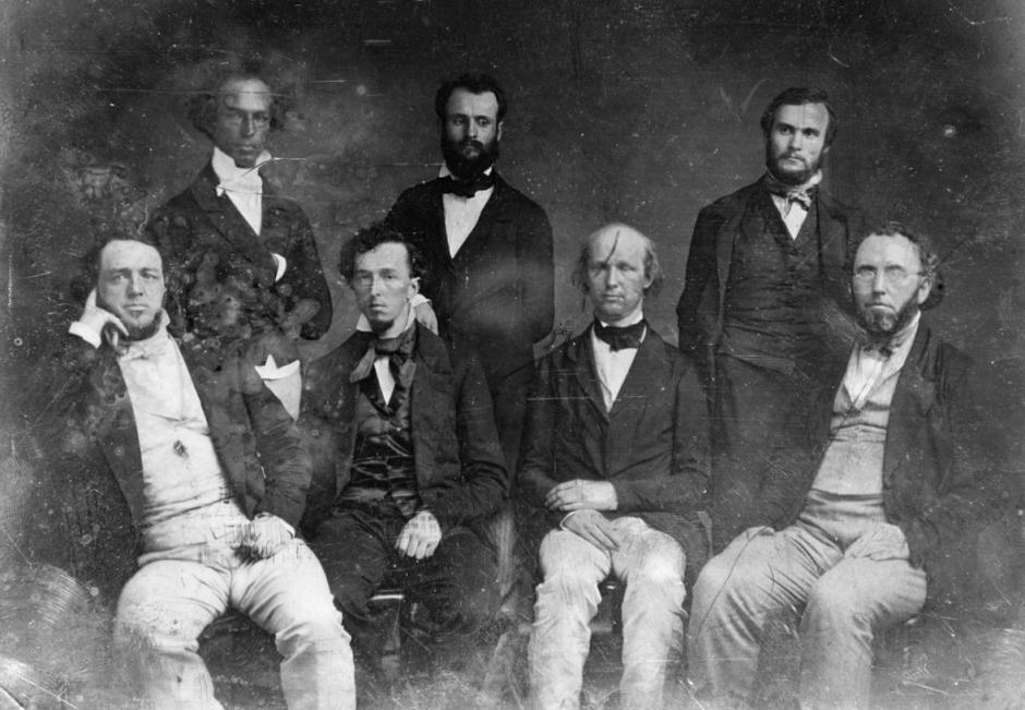 Horace Greely (tercero por la izquierda, sentado) junto a sus compañeros del 'New York Tribune'