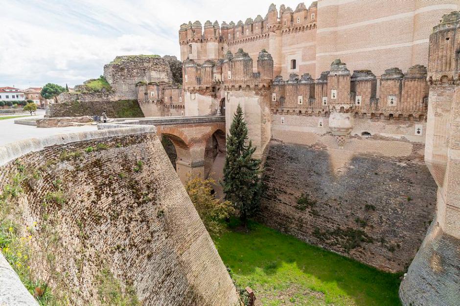 Foso y Pasarela de entrada del Castillo de Coca. Segovia. Castilla León. España