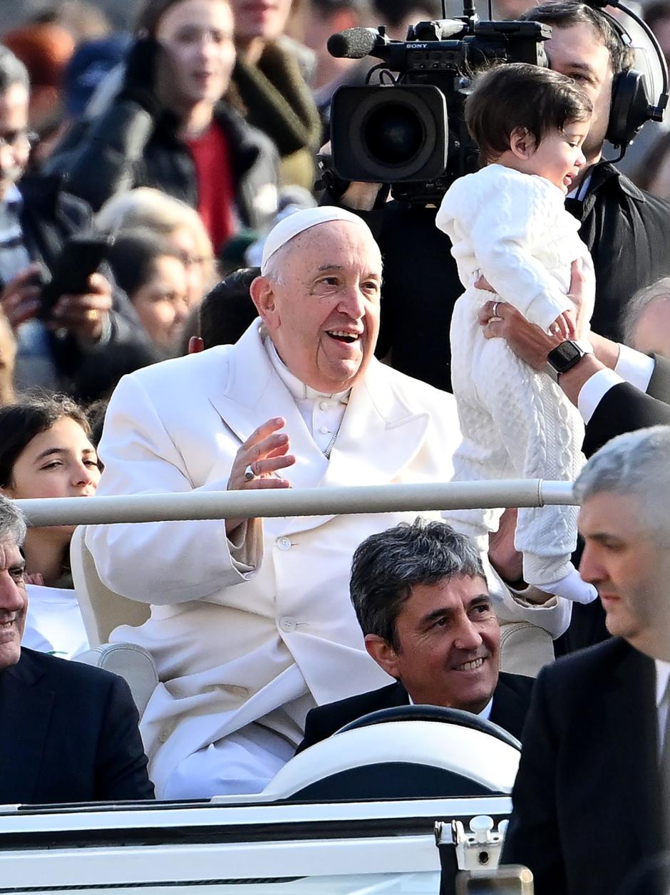 Vatican City (Vatican City State (holy See)), 30/11/2022.- Pope Francis greets the faithful as he arrives to lead the weekly general audience in Saint Peter's Square, Vatican City, 30 November 2022. (Papa) EFE/EPA/ETTORE FERRARI ITALY OUT