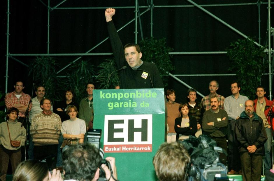 Arnaldo Otegi durante un acto de Herri Batasuna en el velódromo de San Sebastián en 1998