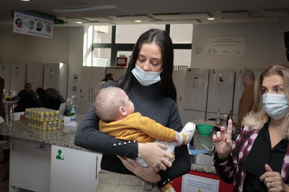 Victoria Federica Marichalar with a child during a visit to Ronald McDonald Foundation in Madrid on Tuesday, 29 November 2022.