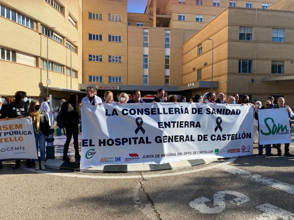 Protesta del Sindicato Médico de la Comunidad Valenciana (CESMCV), frente al Hospital General de Castellón.
