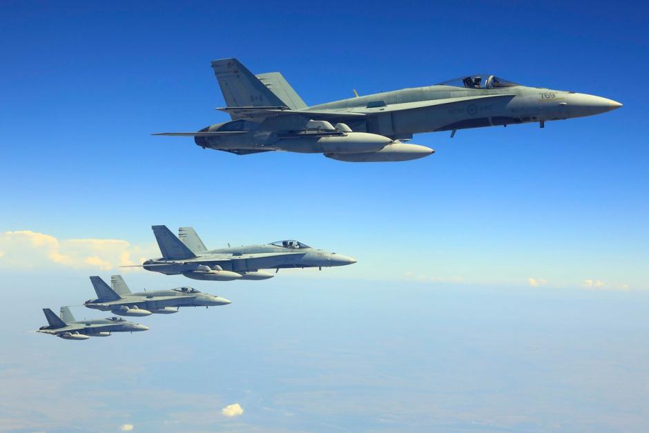 Un destacamento de F-18 de la Fuerza Aérea canadiense, apoyando la misión mejorada de vigilancia aérea de la OTAN