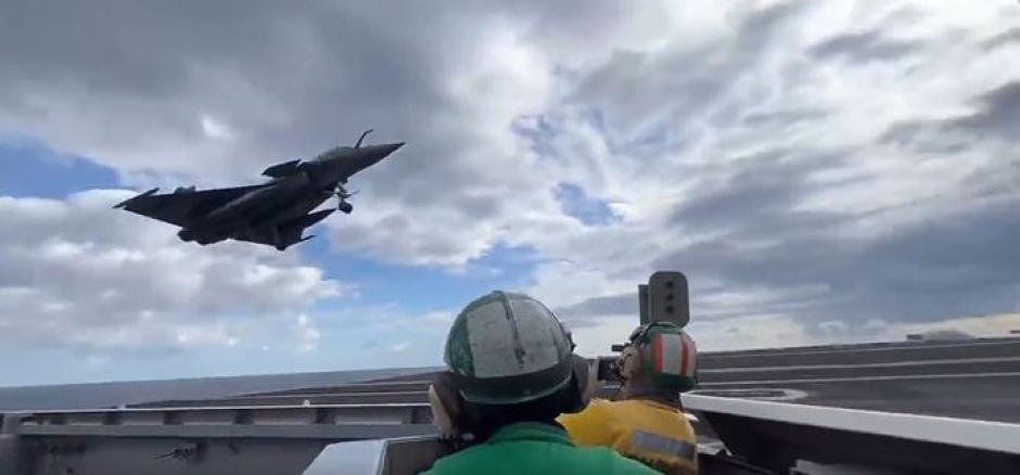 aviones de combate Rafale realizan touch-and-goes a bordo del USS George H.W. Bush