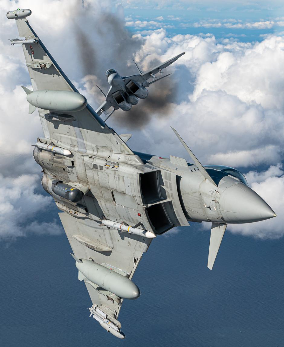 Impresionante imagen difundida por la OTAN de una maniobra de do scazas aliados en pleno vuelo