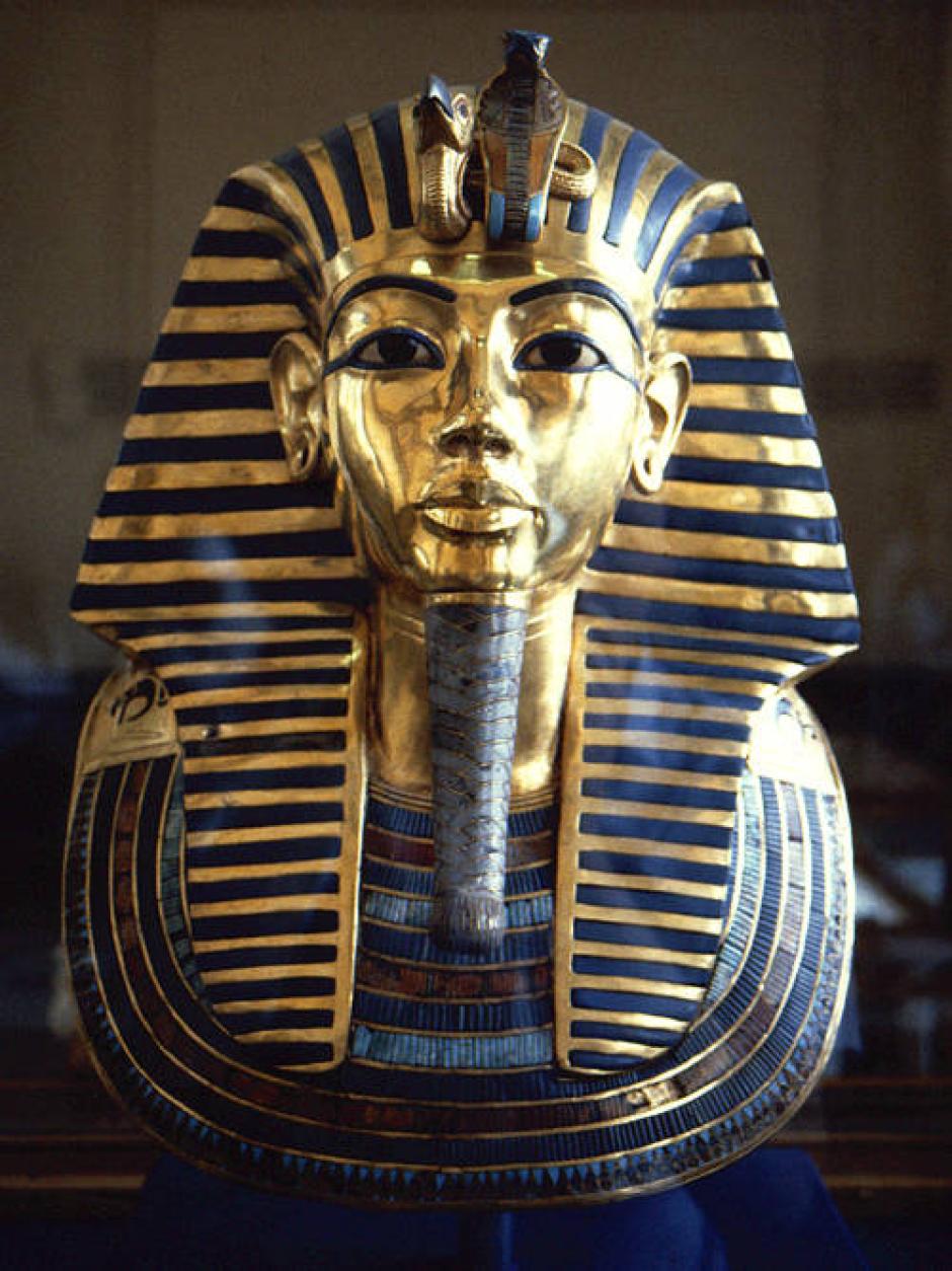 La máscara dorada de la momia de Tutankamón con una némesis