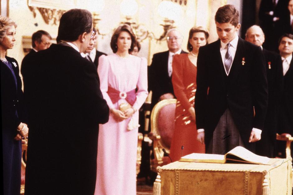 El príncipe Felipe durante su jura de la Constitución en Madrid
en la foto : Elena y Cristina de Borbón
30/01/1986