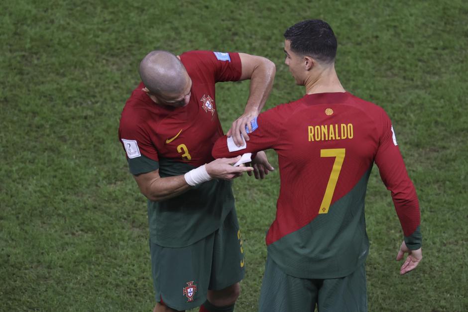 Pepe coloca el brazalete de capitán a Cristiano tras salir al campo