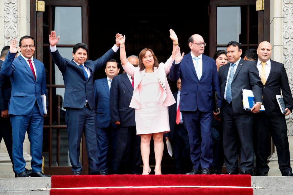 Dina Boluarte pasó de ser la número dos de Pedro Castillo a la primera mujer en asumir la presidencia de Perú