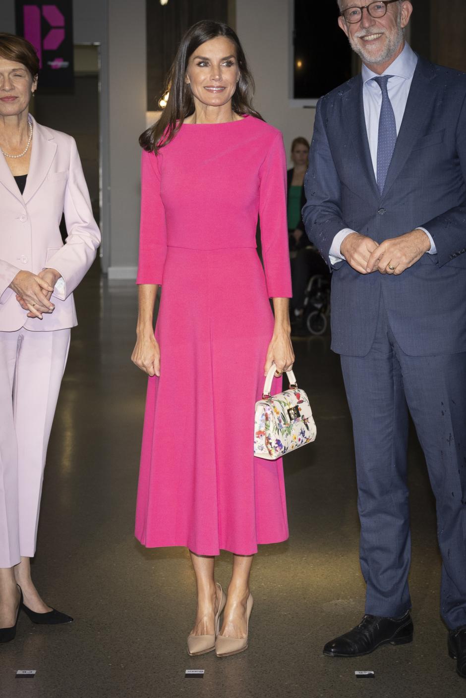Spanish Queen Letizia with Elke Büdenbender during a visit to Escribir todos sus nombres exhibition at HelgaAtAlvearMuseum on ocassion the official visit to Germany in Berlin on Tuesday 18 October 2022.