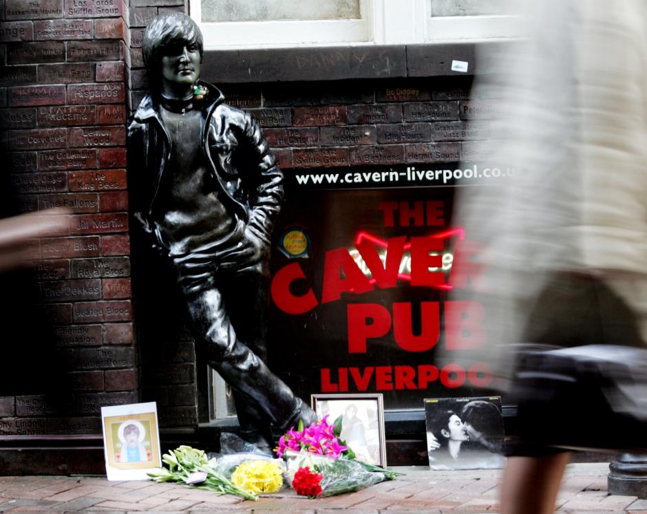 Los seguidores de John Lennon dejan flores en The Cavern, el pub de Liverpool en el que empezó a tocar, cada 8 de diciembre