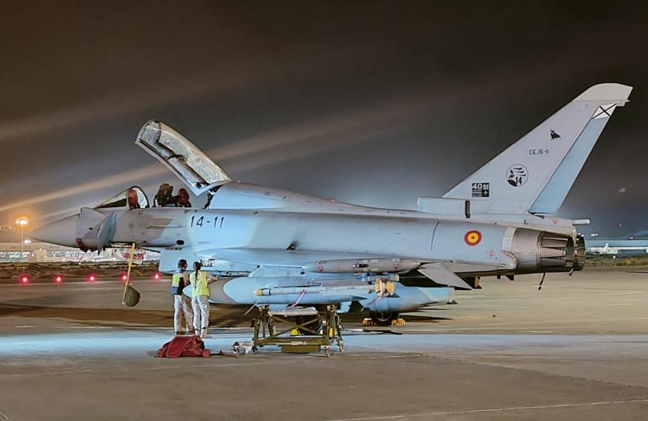 Preparación de un Eurofighter para el vuelo en la base aérea de Gando