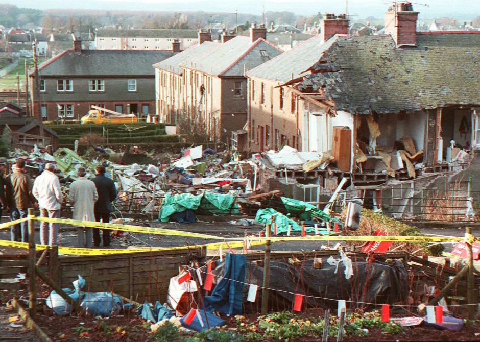 Escena de la devastación en Lockerbie, luego de que un avión 747 Pan Am Jumbo explotara y se estrellara sobre la ciudad escocesa