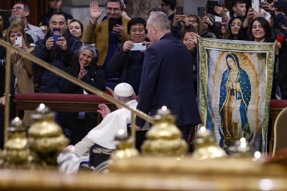 El Papa Francisco, al final de la Misa, ante la imagen de la Virgen de Guadalupe