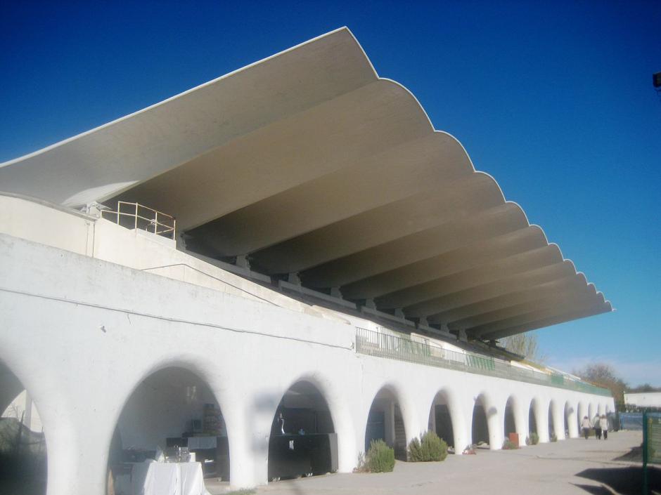 cubiertas y graderíos del Hipódromo de la Zarzuela, proyectada por el ingeniero Eduardo Torroja Miret